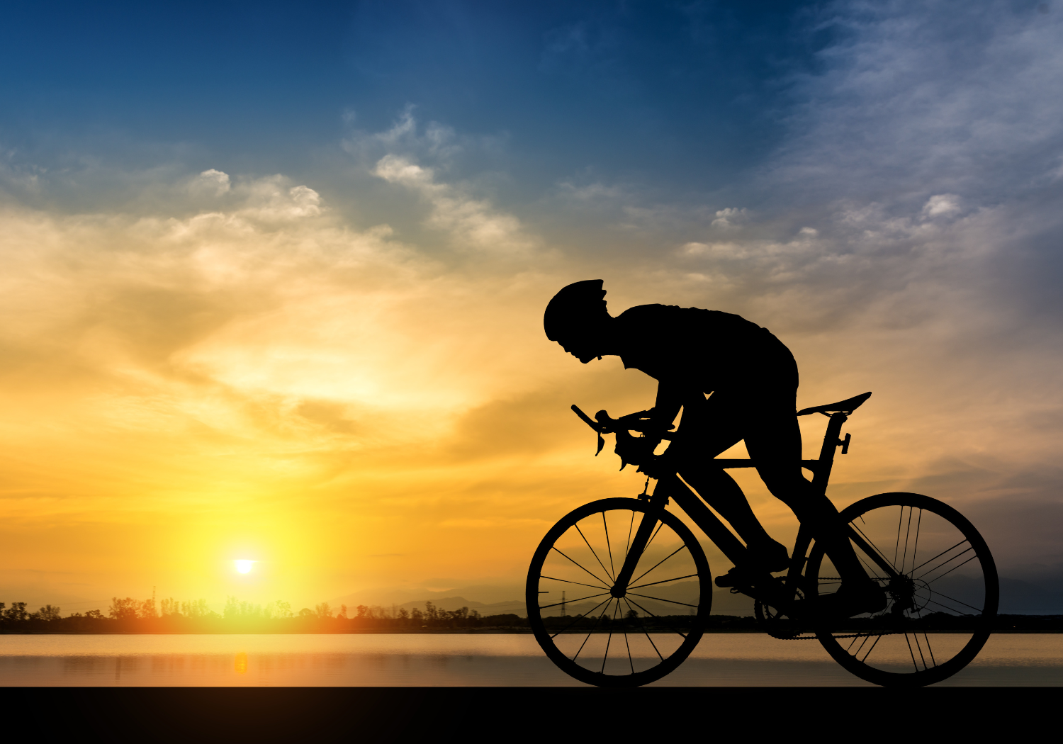 Cyclisme à Neuchâtel : tour du lac, montée vers Chaumont et itinéraires Jura. Idées de parcours et liens utiles pour planifier votre sortie au printemps.