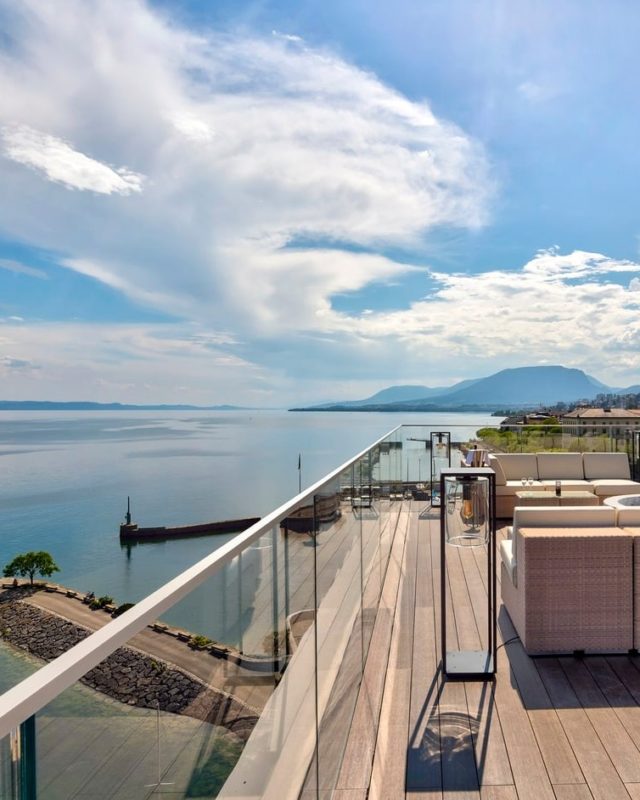🌅 Une vue qui vaut le détour.
La terrasse du Waves, entre ciel et lac, vous accueille pour un moment suspendu… à savourer verre à la main.

🌅 A view worth pausing for.
At Waves, the rooftop terrace invites you to unwind between lake and sky — drink in hand.

📍 Waves – Hôtel Beaulac
#WavesBeaulac #LakeView #NeuchâtelRooftop #WavesTerrace #BeaulacMoments
