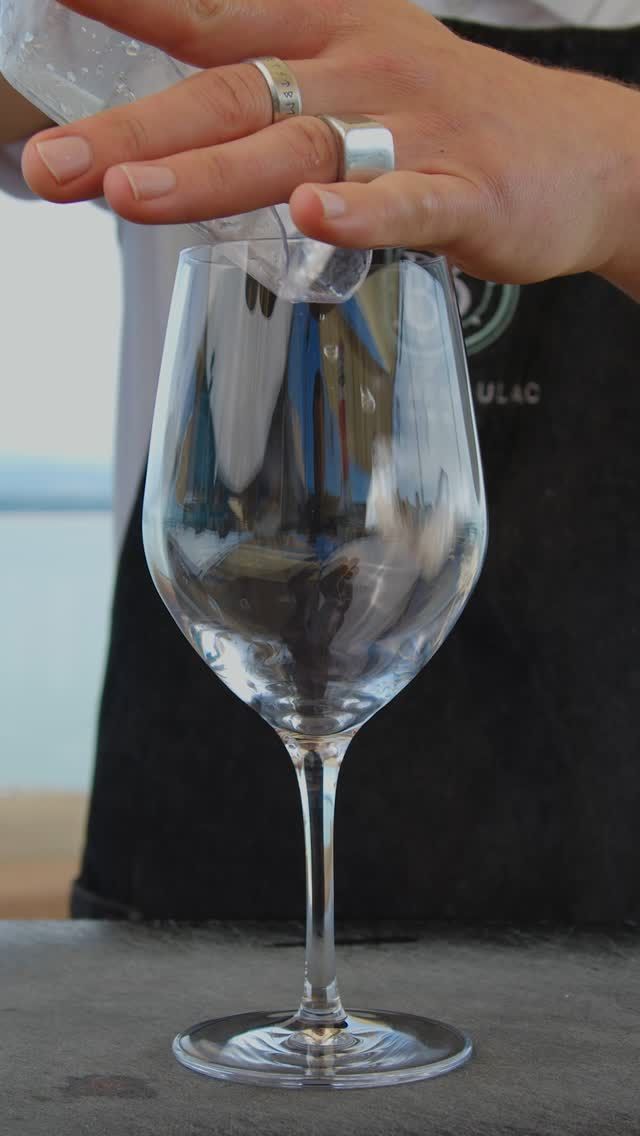 🍹 Un cocktail qui goûte l’été.
Fraîcheur, couleur et vue imprenable sur le lac.
Le Waves, c’est ça : une gorgée de vacances.

📍Waves – Hôtel Beaulac

🍹 A sip of summer.
Fresh, vibrant, and served with a lakeside view.
That’s Waves — your daily escape in a glass.

📍Waves – Hôtel Beaulac
#WavesBeaulac #RooftopBar #CocktailWithAView #Neuchâtel #BeaulacMoments