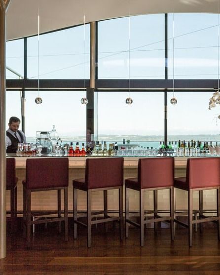 🖤 Ambiance lounge & design contemporain.
L’intérieur du Waves vous accueille dans une atmosphère élégante et décontractée, entre lumière tamisée et vue sur le lac.

🖤 Lounge vibes & modern design.
Step inside Waves and enjoy a sleek, relaxed atmosphere with soft lighting and lake views.

📍 Waves – Hôtel Beaulac
#WavesBeaulac #LoungeVibes #InteriorDesign #Neuchâtel #BeaulacMoments