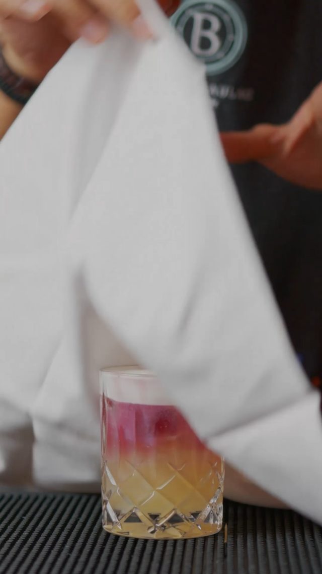 ✨ Un geste, et la magie opère.
Votre cocktail préféré, servi en un clin d’œil… ou presque. 🍸

✨ Just one move… and magic happens.
Your favorite cocktail, served in a flash. 🍸

📍 Waves – Hôtel Beaulac
#WavesBeaulac #CocktailMagic #RooftopVibes #BeaulacMoments