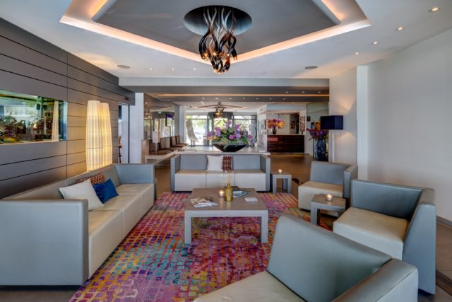 Bienvenue à l’Hôtel Beaulac
Un lieu où élégance et sérénité se rencontrent dès les premiers instants.
Notre lobby vous accueille dans une ambiance chaleureuse et contemporaine, propice à la détente comme aux rendez-vous professionnels.

🏨 Welcome to Hôtel Beaulac
A space where elegance and calm meet from the very first step.
Our lobby offers a warm, modern atmosphere — perfect for relaxing or meeting.

📍 Hôtel Beaulac – Neuchâtel
#HotelBeaulac #BeaulacMoments #LobbyDesign #Neuchâtel #SwissHospitality #DesignHotel #LakeViewHotel