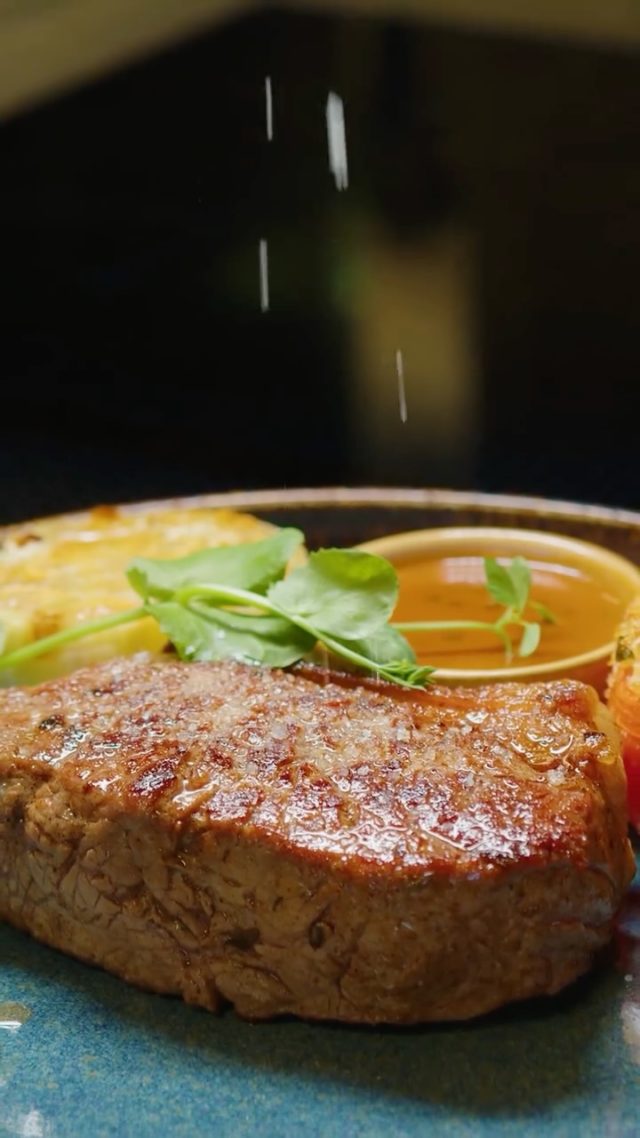 🔥 Entrecôte, en pleine préparation.
Encore quelques instants avant la perfection…
Notre chef en action — précision, passion, savoir-faire.

🍴 Bientôt prêt à être servi.

🔥 Beef steak, behind the scenes.
Just moments away from perfection…
Our chef at work — all about skill and passion.

🍴 Soon ready to be served.
Book table in bio.

#BeaulacMoments #LakeSideBeaulac #GourmetCuisine #ChefInAction #RibeyeSteak #Neuchâtel