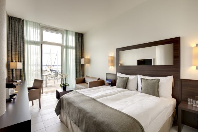 ✨ Le confort d’une chambre Deluxe…
…avec la vue en plus.
Un réveil face au lac, dans un cadre paisible et lumineux.

✨ Deluxe comfort…
…with a view to remember.
Wake up to the lake, in a calm and luminous atmosphere.

📍 Hôtel Beaulac – Neuchâtel
#BeaulacMoments #HotelBeaulac #Neuchâtel #DeluxeRoom #LakeView #SwissHotels #TravelSwitzerland #LakesideRetreat #DesignHotel #SwissGetaway