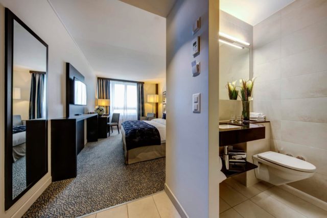 ✨ Élégance, confort et lumière naturelle.
Notre chambre Comfort offre un espace accueillant, pensé pour vous détendre ou travailler en toute tranquillité.
Un vrai cocon en plein cœur de Neuchâtel.

📍Hôtel Beaulac

✨ Elegance, comfort, and natural light.
Our Comfort Room is designed to offer the perfect space to relax or focus — all in the heart of Neuchâtel.
Your cosy haven awaits.

📍Hôtel Beaulac
#BeaulacMoments #ComfortRoom #HotelDesign #NeuchâtelStay #HotelBeaulac