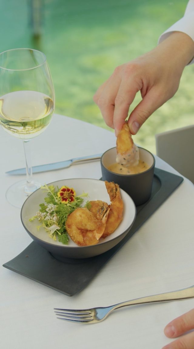 🍤 Tempura de gambas, sauce aigre-douce.
Un croustillant délicat, une sauce pleine de peps…
à savourer en terrasse, face au lac.

🍤 Shrimp tempura with sweet & sour sauce.
Crispy and light, with a zesty touch —
best enjoyed on the terrace, lakeside.

📍 Lakeside – Hôtel Beaulac, Neuchâtel
#WavesBeaulac #GambasTime #LakeNeuchâtel #BeaulacMoments #TerraceView